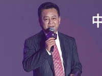 朱军胜诉后首次登台主持，发福长胖变老了很多，气场强大不减当年