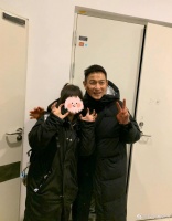 刘德华与粉丝合照曝光 对镜头比耶62岁状态超好