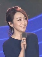 主持人：闫妮姐你的腿是不舒服吗？