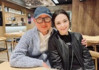 42岁阿娇近况曝光，与刘镇伟亲密搭肩合照，离婚多年至今单身