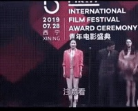 姚晨推搡张颂文？一段视频澄清了：张颂文说对方是他要感谢一辈子的人