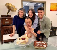 许绍雄一家在家为太太开心庆生 夫妻俩和女儿开心拍全家福