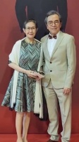 携妻子亮相第40届金像奖红毯，75岁的他仍然洒脱……