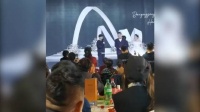 沈腾带老婆参加婚礼，当证婚人爆笑抛梗，被围堵追星也不生气