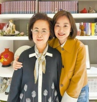 68岁林青霞与84岁琼瑶同框，冻龄美貌像极了姐妹花