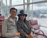 75岁郑少秋近况曝光，与汪明荃机场偶遇，风度翩翩帅气不减当年