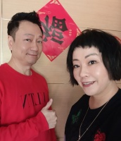 黎耀祥夫妇在家简单下厨庆结婚26周年 夫妻俩坐摩天轮拍恩爱合影