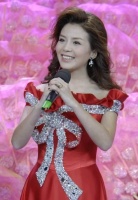 央视名嘴朱迅：13年里2次患癌，下嫁湖南穷小子，被老公宠上天