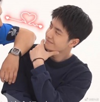 所以王一博手上戴的小皮筋是谁的呀……