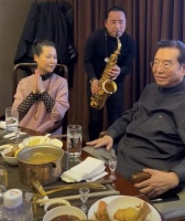 83岁李双江携白鸽聚会！喝茅台吃火锅状态轻松，儿子一天后出狱