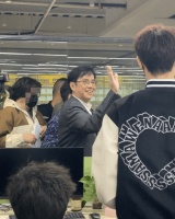 谭咏麟被偶遇！身形壮硕皮肤光滑，72岁状态大好，弯腰签名接地气