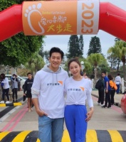 黎诺懿一家四口放假去郊游享受家庭乐 大儿子顾着玩没兴趣拍全家福