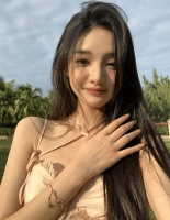 曝王思聪给新任女友买宠物狗，花费4.5万，女方长得瘦弱小巧