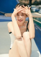 宋茜最新泳装随拍！展现完美身材，度过美好的假期！