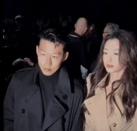 孙兴慜与全智贤同框合影 伦敦时装周跨界联动