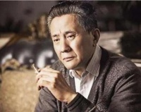 当孟德海脱去了中山装，戏外的他竟然一身肌肉，和年轻人同框……