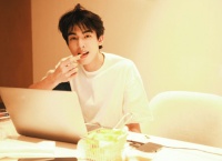 顶流男星玩太嗨！与baby深夜唱歌，无视交通规则，副驾载两位美女