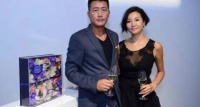 高曙光爱惨了二婚娇妻，同框亮相牵手又搂腰，老婆穿纱裙性感妩媚