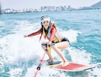39岁佟丽娅晒冲浪照，扎双麻花辫妥妥海上仙女，一双长腿更是绝了