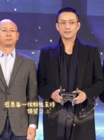 汪小菲现身某颁奖典礼领奖，穿正装戴眼镜气质大变！感觉瘦了好多