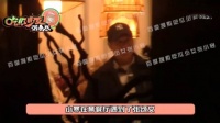 张颂文被拍到与好友聚餐路透，头戴棒球帽身穿黑色上衣，很接地气