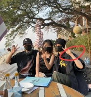 痞幼和50岁男友泰国度假！包裹严实，手腕上4条痕迹引发热议