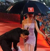 张雨绮也有“翻车”的时候，好像缠了一身的保鲜膜，走路都要人搀