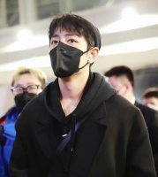 米兰看秀肖战巨星待遇，宋慧乔许光汉同框养眼，不过双手暴露年龄