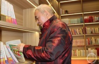 退休干部提供万册藏书建“书院”
