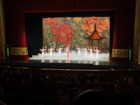 首都文艺院团陆续启动京外演出，把经典好戏送到全国观众身边