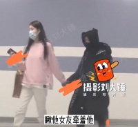 40岁王宝强牵手女友外出，身高差距大遭调侃，男方精神萎靡有心事