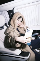 杨紫车内随拍，卡其色风衣气质满分， 是在自拍嘛！快快交出来