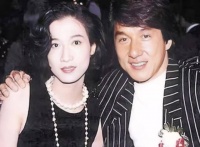 68岁成龙一家合照，70岁林凤娇优雅迷人，引起网友热议