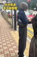 关之琳街头被偶遇，身材苗条相貌优越，引起网友热议