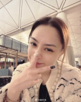 阿娇钟欣潼将参加米兰时装周 晒自拍照对镜比耶心情好