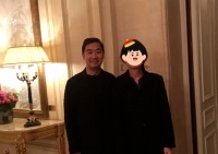 网友法国偶遇张国立，邓婕素颜不显老，退休生活惬意，不为儿孙操心