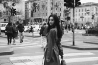 刘诗诗米兰街头红色皮衣随拍，诗诗和红色适配度满分！