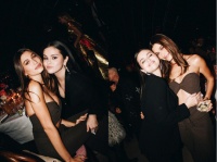 冰释前嫌？我装的！赛琳娜为霉霉开怼海莉·比伯