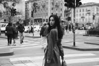 米兰街头的刘诗诗 一身红色风衣，长发微卷，摩登高级有质感……