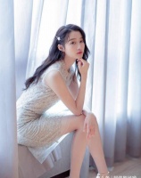 关晓彤与国外名模合影，网友：气场差别太明显了