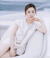 这个女孩真是惨，有亿万身价，离婚后接济前夫一家……