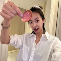 宋茜晒哈尔滨的大红肠和格瓦斯 网友喊话：老婆多吃点！