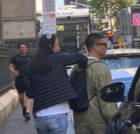 孙红雷夫妇现身墨尔本，周围人穿短袖他俩穿棉服，引起网友热议