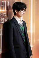 连淮伟好帅，今日份心动就此开启，学院风造型配上银框眼镜 ……