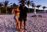 48岁拉尔萨与乔丹儿子浪漫度假，晒性感泳装照，好身材一览无余