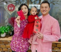 李亚鹏娇妻12年前素颜照曝光，五官清秀笑容纯美，曾获模特大赛冠军