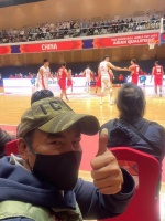 中国队加油！任达华现场观战中国男篮世预赛
