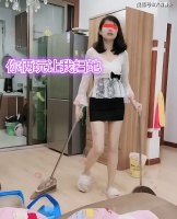 男子给妻子的妹妹讲故事，让妻子扫地，妻子：我给你俩腾地方吧