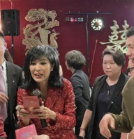 67岁米雪自降身价？现身外国酒楼走穴卖唱，弯腰接雇主红包好心酸