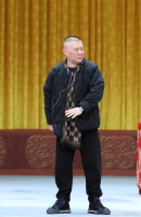 处热闹场中而面冷冷者，此其人必大不凡也……